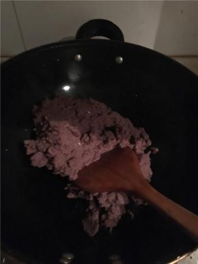 红豆沙倒入锅中，加入290g细砂糖，用中火加热，一直炒到糖融化