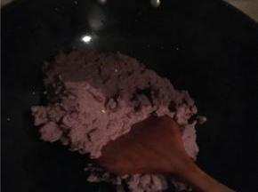 红豆沙倒入锅中，加入290g细砂糖，用中火加热，一直炒到糖融化