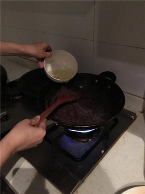 继续中火翻炒，期间分3次加入花生油（每次都要炒到油被完全吸收后再加下一次）