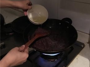 继续中火翻炒，期间分3次加入花生油（每次都要炒到油被完全吸收后再加下一次）