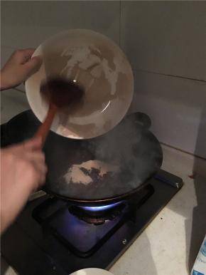 豆沙炒至水分干了非常粘稠的时候加入熟面粉，炒匀。