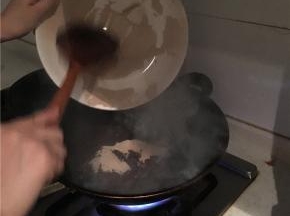 豆沙炒至水分干了非常粘稠的时候加入熟面粉，炒匀。
