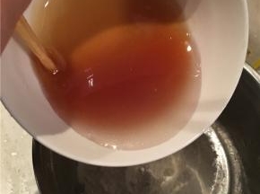 做月饼皮。转化糖浆、花生油、枧水倒入碗中搅拌均匀。
