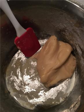 面粉过筛后加入糖浆里，用刮刀搅拌成面团，之后放入冰箱冷藏至1小时以上（冷藏时需要密封）