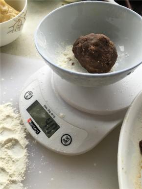 将馅和皮以2:8的比例分成多份（配方中差不多是18或19个50g月饼的量，也就是皮称10一份，馅40g一份，如果觉得手法不好包不住那么多馅料，可以适当减少成35g）