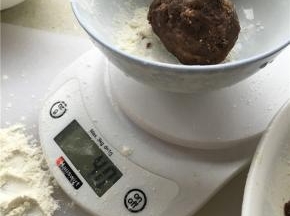 将馅和皮以2:8的比例分成多份（配方中差不多是18或19个50g月饼的量，也就是皮称10一份，馅40g一份，如果觉得手法不好包不住那么多馅料，可以适当减少成35g）