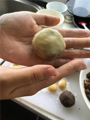 手上拍点面粉防粘，取皮在手心压扁，馅放皮上，慢慢推动饼皮，转动收口。