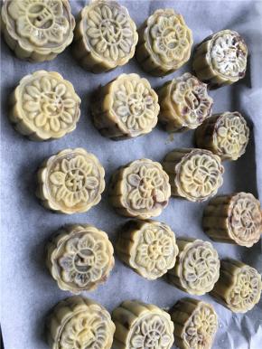 包好后用模具压制（模具内可撒一些面粉防粘）