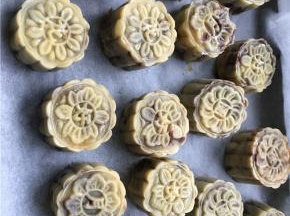 包好后用模具压制（模具内可撒一些面粉防粘）