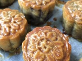 表面撒些许水，放入烤箱，上下火190℃中层烤五分钟（烤箱别忘了预热），5分钟后取出刷蛋黄水（1个蛋黄+1大勺蛋清调匀的），重新放烤箱烤15分钟左右，至表面金黄即可出炉。