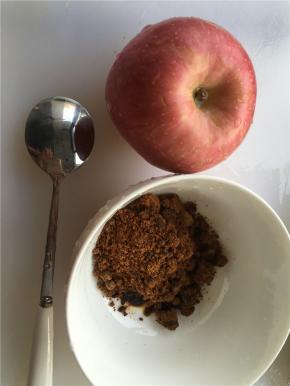 苹果洗净，红糖备好