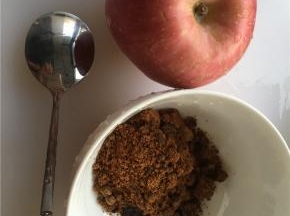 苹果洗净，红糖备好