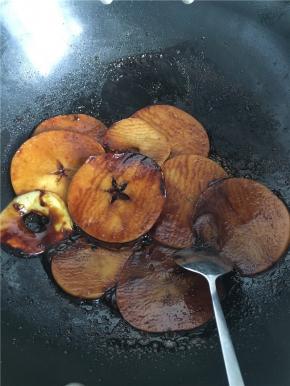 红糖水煮开后，倒入苹果