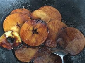 红糖水煮开后，倒入苹果