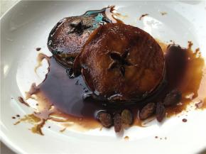 当苹果煮得两面颜色变深，微微脱水后盛起