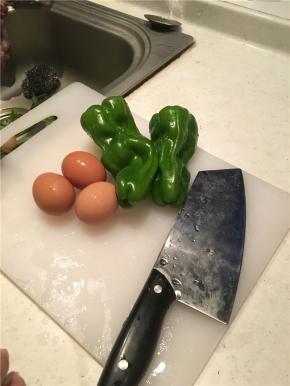 准备好材料，三个鸡蛋，两个尖椒。