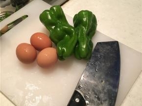 准备好材料，三个鸡蛋，两个尖椒。