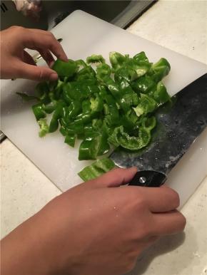 尖椒去籽切成丁