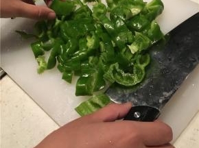 尖椒去籽切成丁