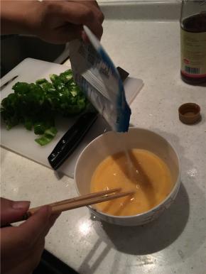 鸡蛋打碎搅匀，加入适量盐和料酒