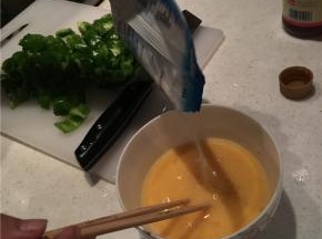 鸡蛋打碎搅匀，加入适量盐和料酒