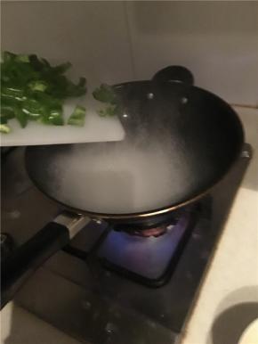 油下锅，油热后，先炒尖椒。（也可在热油中加入半颗大蒜，依据个人口味，不习惯吃蒜的人不加）