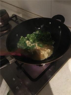 等尖椒开始有点变软后，加入鸡蛋液翻炒。