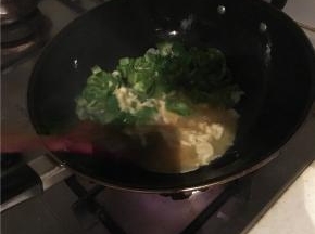 等尖椒开始有点变软后，加入鸡蛋液翻炒。