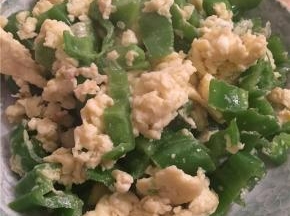 鸡蛋液成形后，出锅。