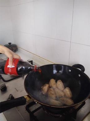 倒可乐，差不多漫过鸡翅一半多一点的高度，大火煮开后，关小火熬入味，期间再加两次可乐，在可乐化成焦糖粘锅时加入稍许热开水，完成最后的收汁。