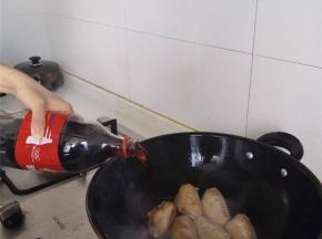 倒可乐，差不多漫过鸡翅一半多一点的高度，大火煮开后，关小火熬入味，期间再加两次可乐，在可乐化成焦糖粘锅时加入稍许热开水，完成最后的收汁。