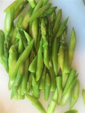 芦笋切断，焯水50秒左右断生