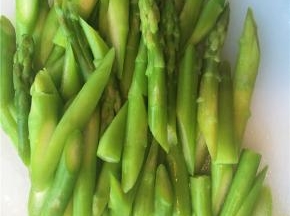 芦笋切断，焯水50秒左右断生