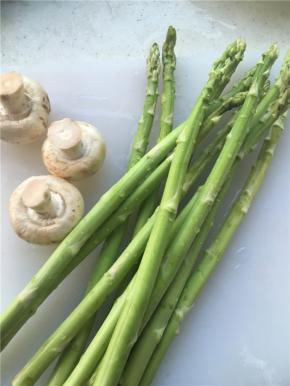 白蘑菇和芦笋洗净