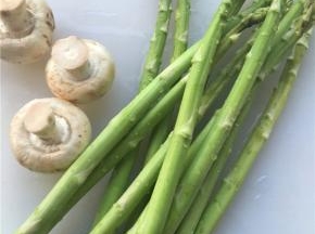 白蘑菇和芦笋洗净