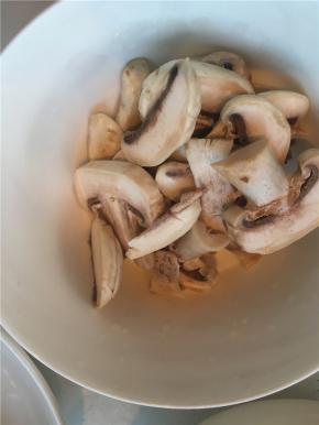 白蘑菇切片