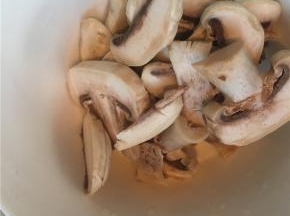 白蘑菇切片