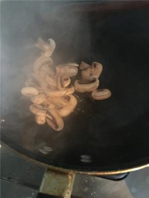 蘑菇先下锅，煮至出水