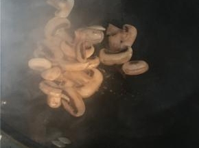 蘑菇先下锅，煮至出水