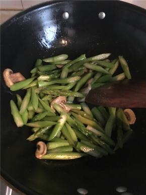 加入芦笋翻炒，放盐调味
