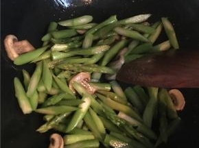 加入芦笋翻炒，放盐调味