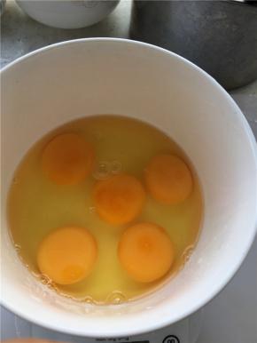 鸡蛋打成蛋液，加入糖粉和盐