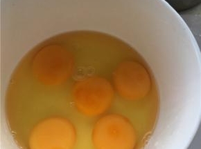鸡蛋打成蛋液，加入糖粉和盐