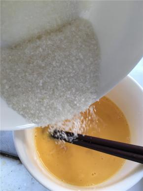 低速打散，直到看不到糖粉颗粒