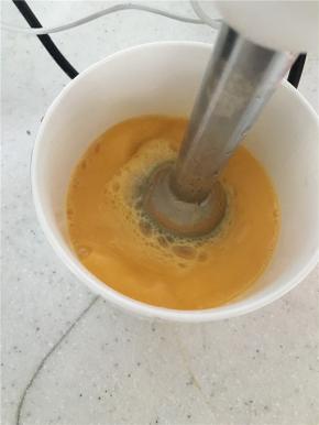加入融化后的黄油，打至蛋油融合
