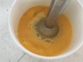 加入融化后的黄油，打至蛋油融合