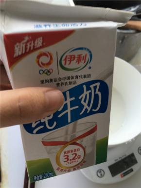 再加入牛奶，搅拌均匀