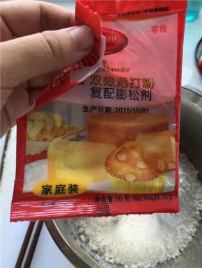 加入过筛的面粉和泡打粉，用刮刀翻拌至无颗粒的蛋糕糊