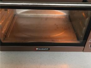 烤箱预热至160℃，蛋糕糊倒入纸杯模型（装置7分满即刻）