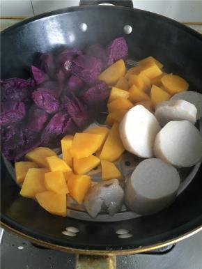 紫薯、红薯、芋头去皮上蒸锅蒸熟